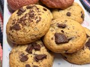 Una foto de crumbl cookies