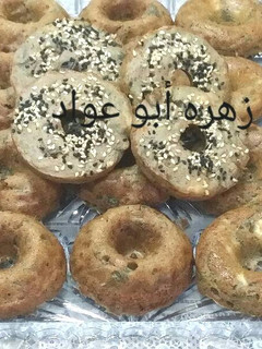 صورة لوصفة دوناتس بازعتر الأخضر والجبنة والشوفان