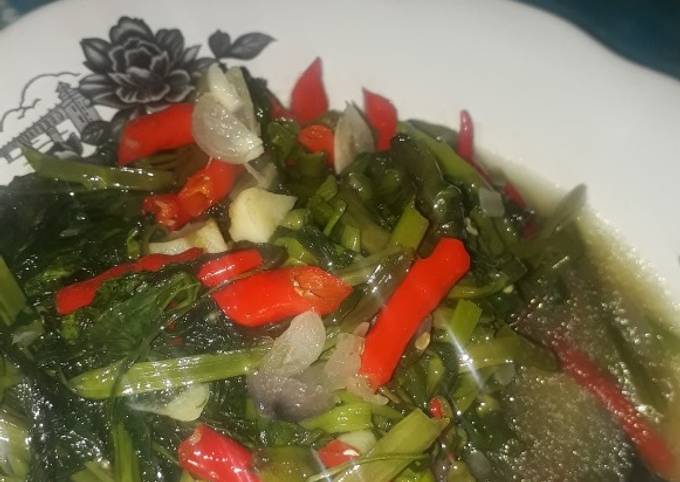 Bagaimana Menyiapkan Tumis kangkung bening pedas yang Lezat Sekali