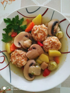 Gombás húsgombócleves recept fotója