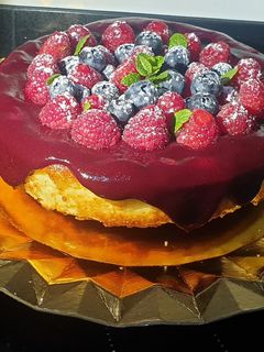 Una foto de Tarta de queso con coulis de frutos rojos🎂