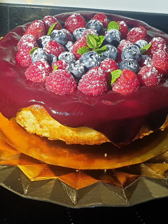 Una foto de Tarta de queso con coulis de frutos rojos🎂