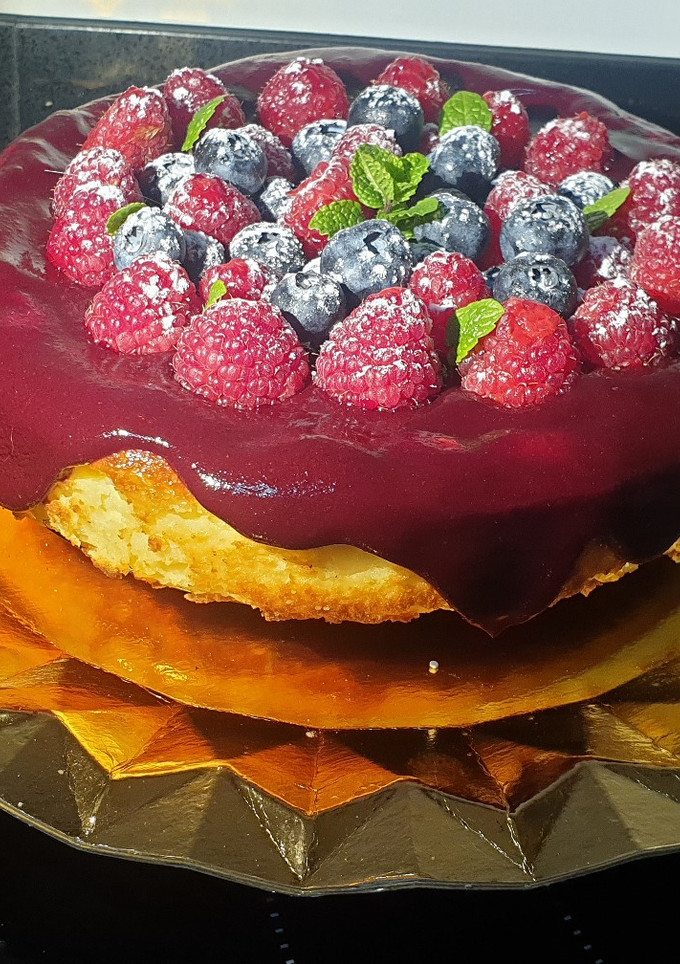Una foto de Tarta de queso con coulis de frutos rojos🎂
