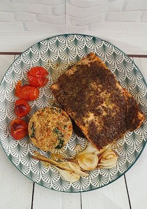 Una foto de Salmón marinado con mostaza,miel, limón,heneldo y jengibre
