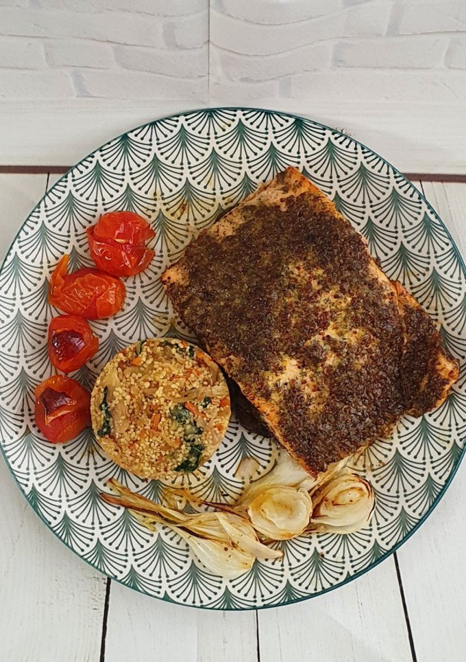 Una foto de Salmón marinado con mostaza,miel, limón,heneldo y jengibre