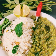 A picture of Green dal fry.