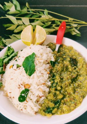 A picture of Green dal fry.