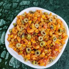A picture of Macaroni with Green Olives.