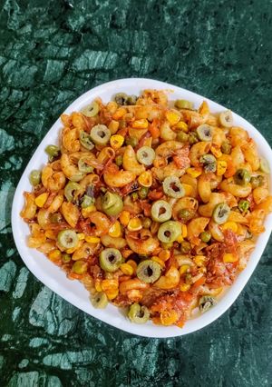 A picture of Macaroni with Green Olives.