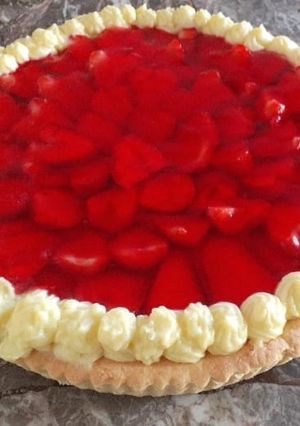 Una foto de Tarta de frutillas sin manteca🍓
