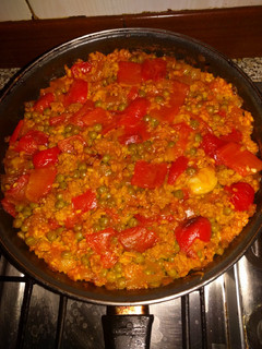 Una foto de Arroz con pimiento rojo y guisantes