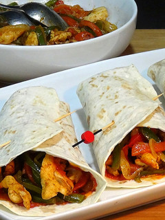 Una foto de Fajitas de pollo con verduras