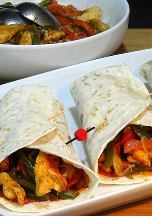 Una foto de Fajitas de pollo con verduras
