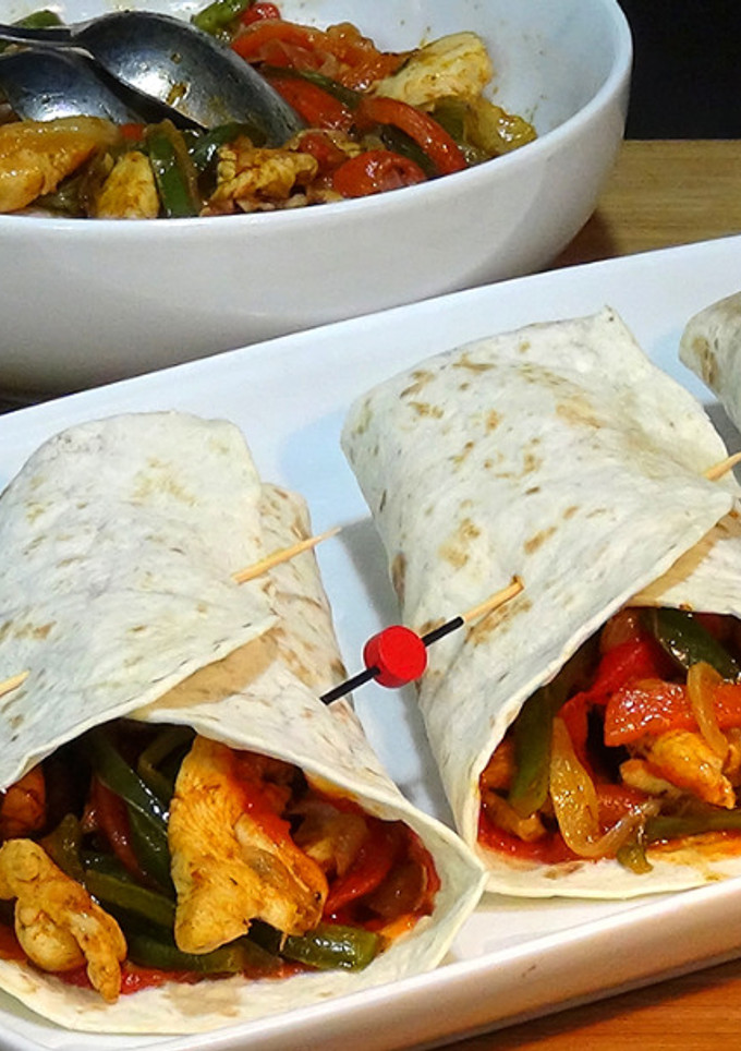Una foto de Fajitas de pollo con verduras