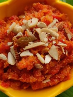 गाजराचा हलवा (gajarcha halwa recipe in marathi) रेसिपी चे मुख्य फोटो