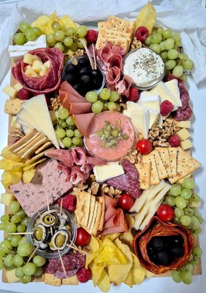 Una foto de Tabla de embutidos y quesos para un perfecto picoteo