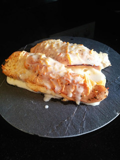 Una foto de Libritos de pollo rellenos de jamón york y queso