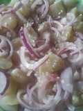 Ensalada de chayota / guatila / yota con cebolla morada.