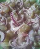 Ensalada de chayota / guatila / yota con cebolla morada.