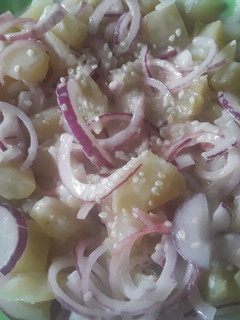 Una foto de Ensalada de chayota / guatila / yota con cebolla morada.