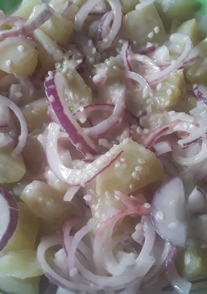 Una foto de Ensalada de chayota / guatila / yota con cebolla morada.
