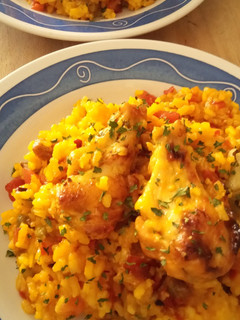 Una foto de Arroz al Horno con Alitas de Pollo y Secreto Ibérico en Fuente de Barro