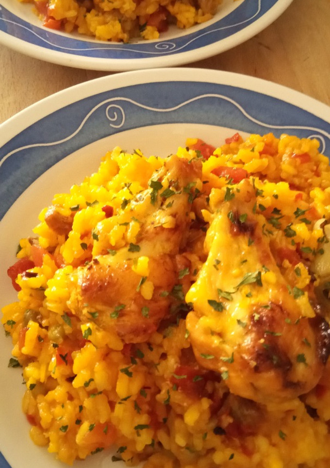 Una foto de Arroz al Horno con Alitas de Pollo y Secreto Ibérico en Fuente de Barro