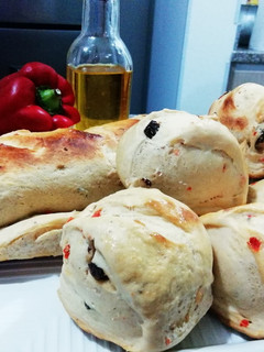 Una foto de Pan con uvas Pasas, jamón de Pavo y Pimentón 🥓🌶️🍞🍇sin leche!