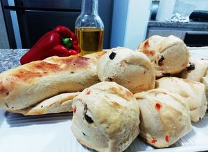 Una foto de Pan con uvas Pasas, jamón de Pavo y Pimentón 🥓🌶️🍞🍇sin leche!