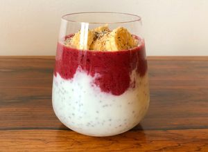 Foto de Yogurt com Smoothie de Frutos do Bosque #yogurte #mirtilos #framboesas #amoras #linhaça #banana