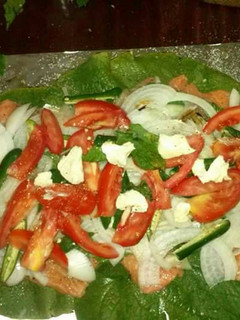 Una foto de Salmón al vapor con verduras a la mantequilla