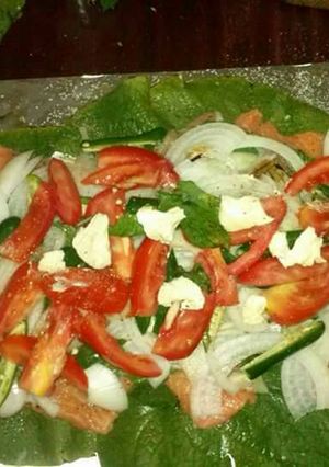 Una foto de Salmón al vapor con verduras a la mantequilla