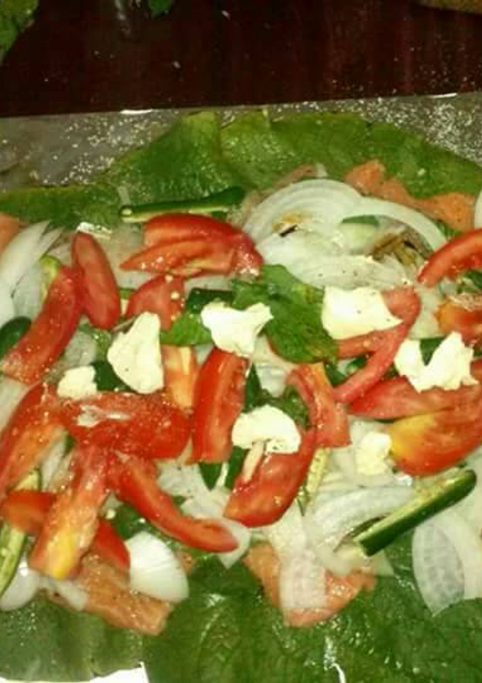Una foto de Salmón al vapor con verduras a la mantequilla