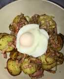 Tapa de patatas a lo pobre con bacon y huevo poché al micro