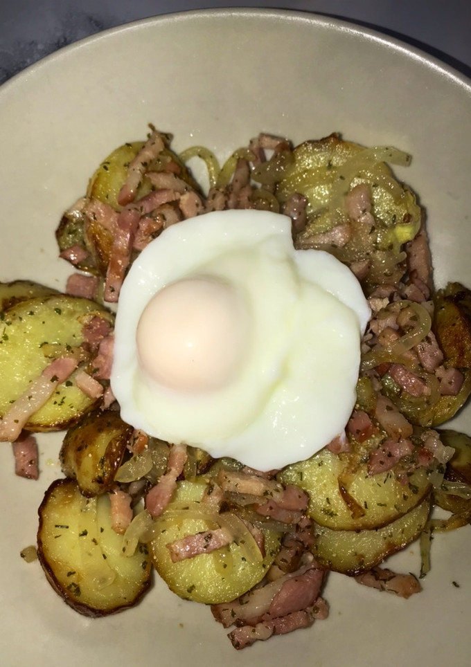 Una foto de Tapa de patatas a lo pobre con bacon y huevo poché al micro