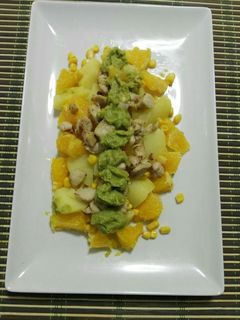 Una foto de Ensalada de patata, pollo y naranja con guacamole