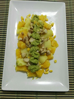 Una foto de Ensalada de patata, pollo y naranja con guacamole
