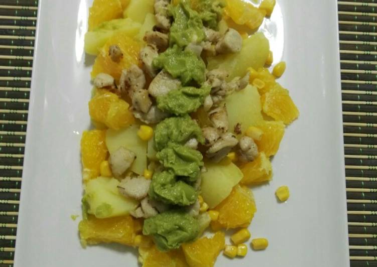 Ensalada de patata, pollo y naranja con guacamole