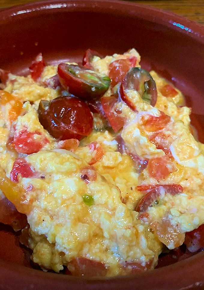 Una foto de Huevos revueltos con tomate