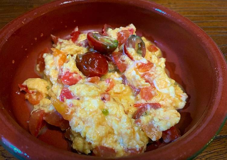 Huevos revueltos con tomate