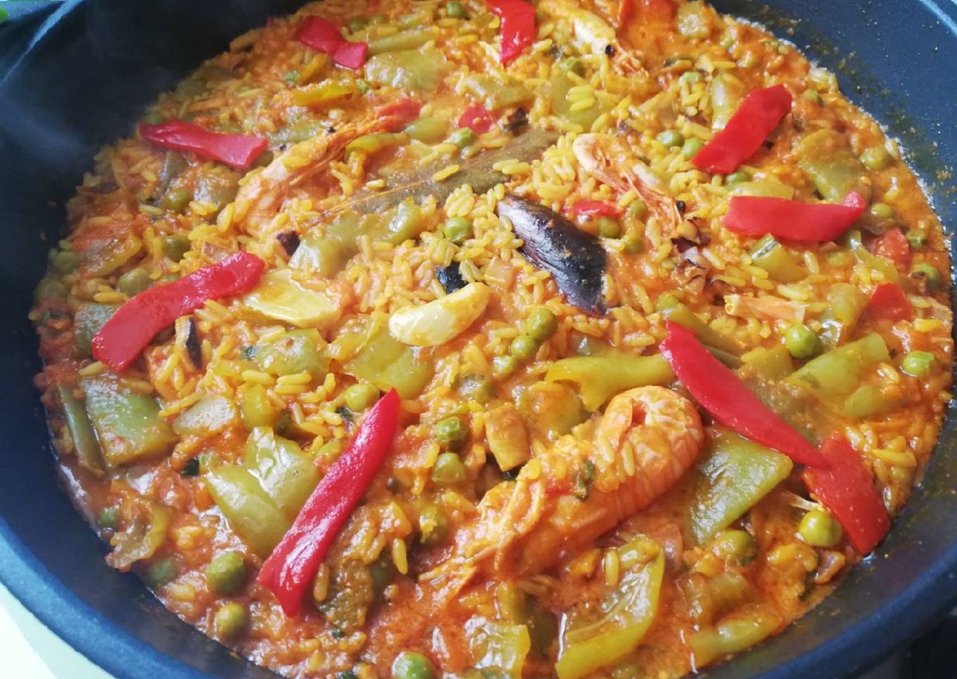 Paella de marisco con piquillos y hierbabuena