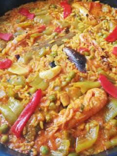 Una foto de Paella de marisco con piquillos y hierbabuena