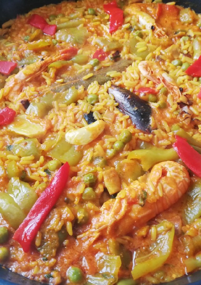 Una foto de Paella de marisco con piquillos y hierbabuena