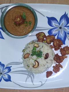 தேங்காய் பால் சாதம்/Coconut milk Rice (Thenkai paal satham recipe in tamil) செய்முறை முக்கிய புகைப்படம்