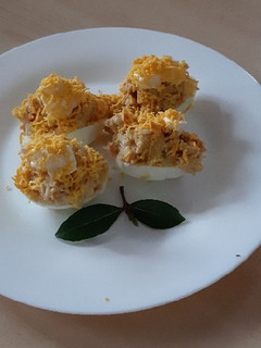 Una foto de Huevos rellenos de cangrejo y atún
