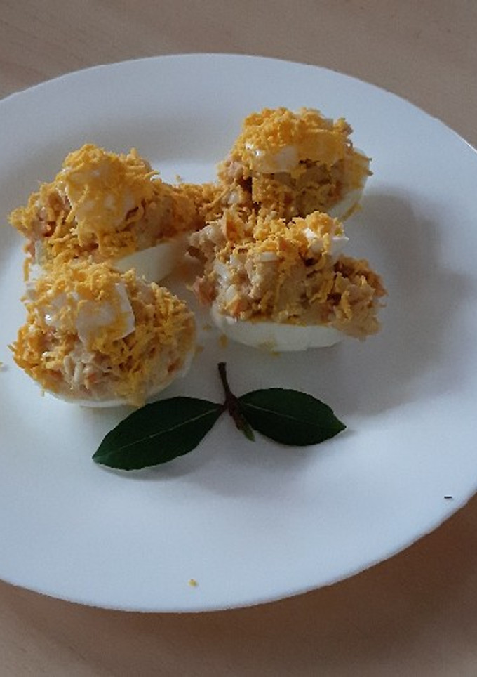 Una foto de Huevos rellenos de cangrejo y atún