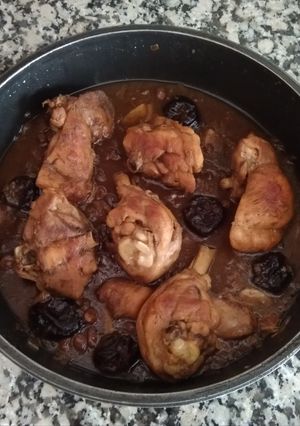 Una foto de Estofado de pollo con ciruelas pasas