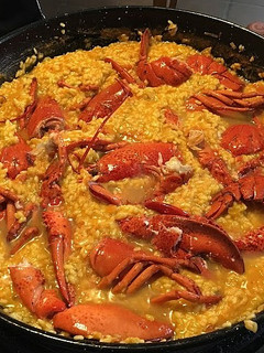 Una foto de Arroz con bogavante caldoso