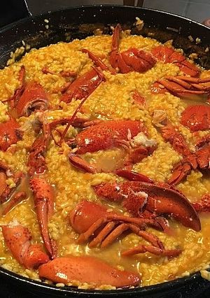 Una foto de Arroz con bogavante caldoso