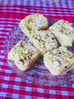 மில்க் பர்ப்பி (milk barfi recipe in tamil) செய்முறை முக்கிய புகைப்படம்